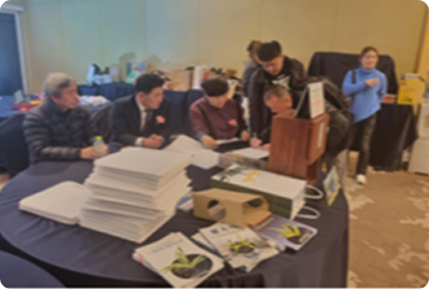 행사 접수 테이블에서 참가자들이 상담·등록하는 모습